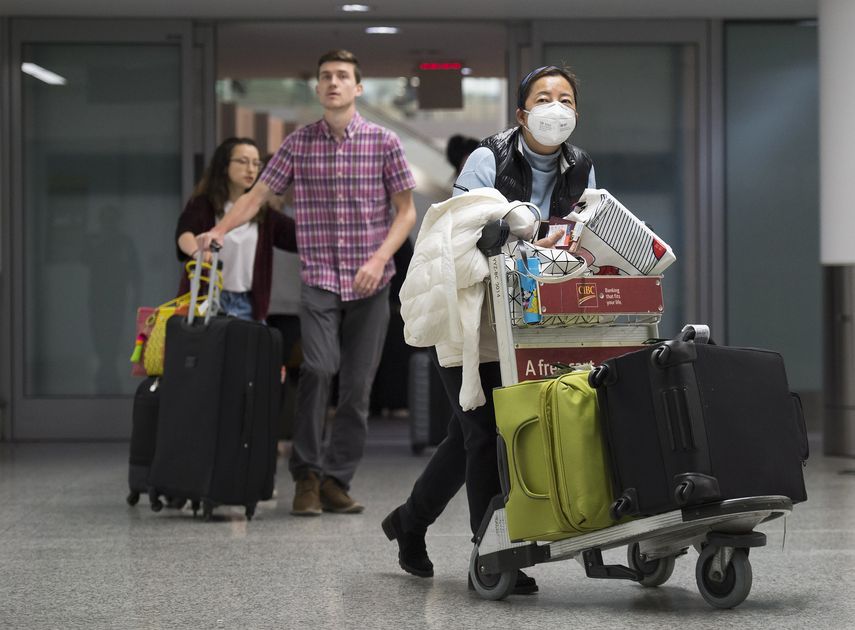Una mujer con mascarilla en la zona de llegadas de la terminal internacional del aeropuerto Toronto Pearson en Toronto, Canad&aacute;, el s&aacute;bado 25 de enero de 2020.&nbsp;