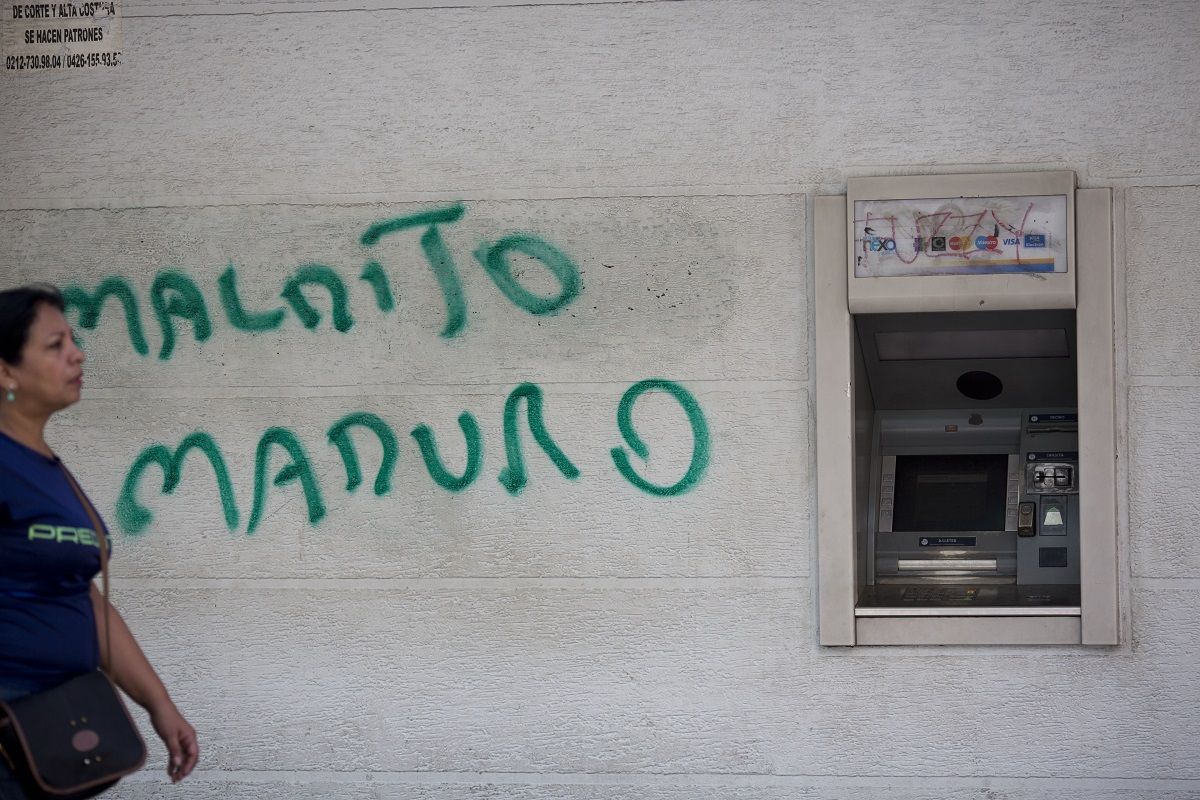 En esta imagen de archivo, tomada el 20 de agosto de 2018, una pintada al lado de un cajero con la frase Maldito Maduro, en Caracas, Venezuela. En esta imagen de archivo, tomada el 20 de agosto de 2018, una pintada al lado de un cajero con la frase Maldito Maduro, en Caracas, Venezuela.
