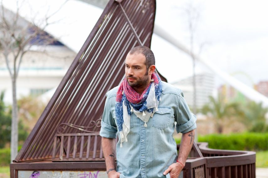 El cantautor colombiano Santiago Cruz está nominado a un Grammy Latino y goza de cientos de miles de seguidores en las redes sociales.