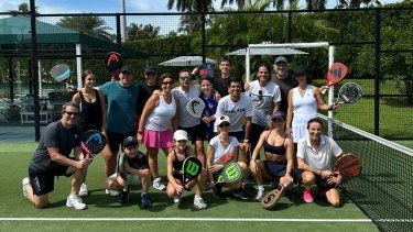 El español Txema Carrilo, Director de Operaciones Deportivas en The Ritz-Carlton Key Biscayne, junto a su grupo de estudiantes donde imparte clases para practicar el Pádel.