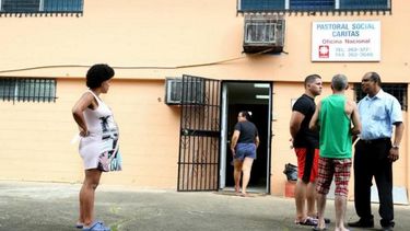 Un grupo de cubanos es visto frente a la sede de la&nbsp;Pastoral Social Cáritas, en Panamá.