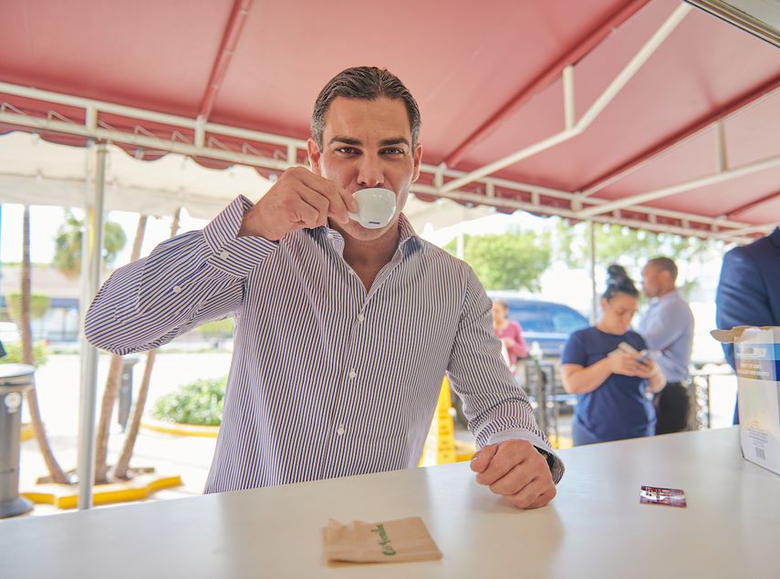 Francis Suárez, alcalde de Miami, tomando un cafecito cubano en el Versailles.&nbsp;