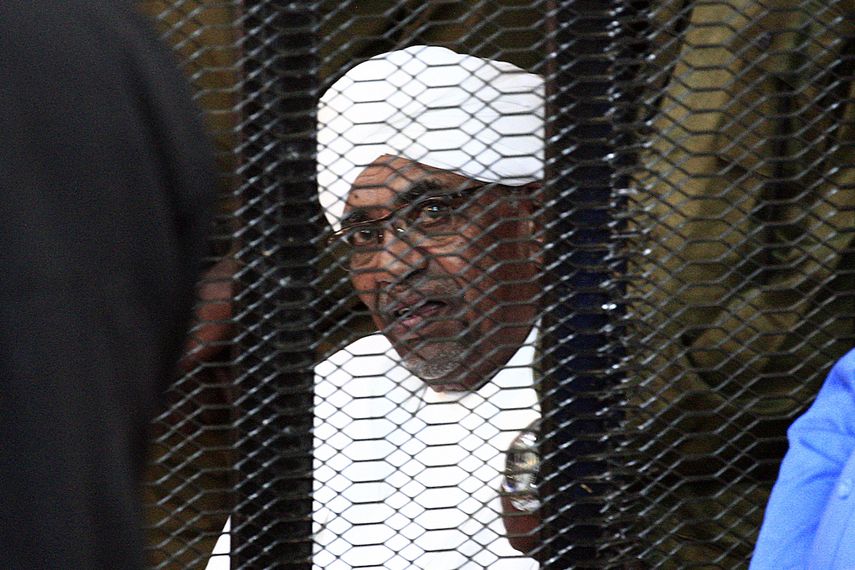 En esta foto de archivo tomada el 19 de agosto de 2019, el depuesto gobernante militar de Sudán, Omar al-Bashir, mira desde la jaula de un acusado durante la apertura de su juicio por corrupción en Jartum.