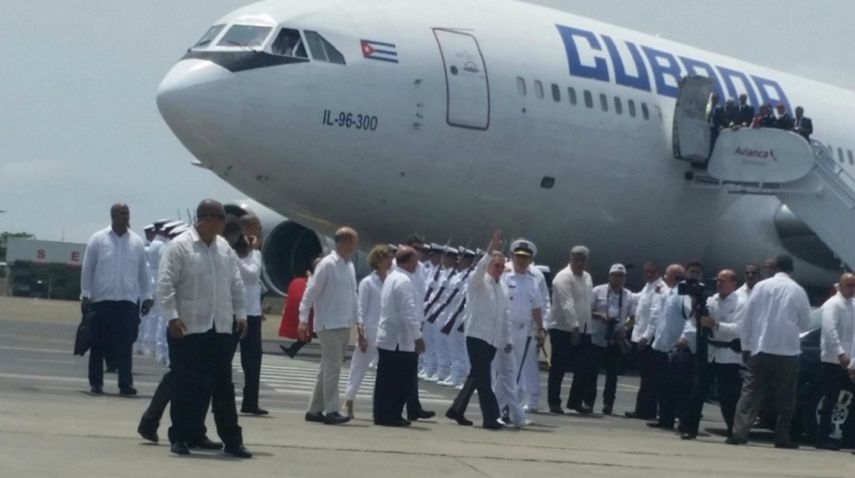 Raúl Castro ante el IL-96 de Cubana de Aviación que usa para sus desplazamientos oficiales y personales.