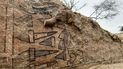 Una imagen sin fecha muestra raíces que sobresalen en el detalle de una pintura mural prehispánica con escenas mitológicas descubierta cerca de la ciudad de Illimo, en Lambayeque, en el norte de Perú, después de décadas, los arqueólogos la consideraban perdida.