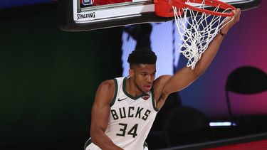 El alero de los Bucks de Milwaukee Giannis Antetokounmpo anota frente al base del Heat de Miami Duncan Robinson en el triunfo de su equipo 130-116 del jueves 6 de agosto del 2020 en Lake Buena Vista, Florida