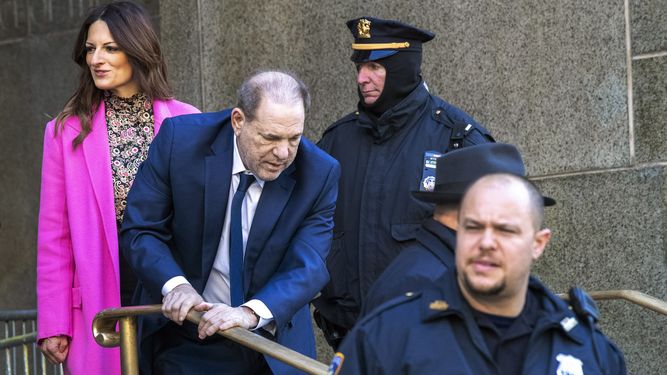 Harvey Weinstein, centro, sale de una corte en Manhattan con su abogada Donna Rotunno, izquierda durante la selecci&oacute;n del jurado en su juicio por casos de abuso sexual el jueves nueve de enero de 2020 en Nueva York.&nbsp;