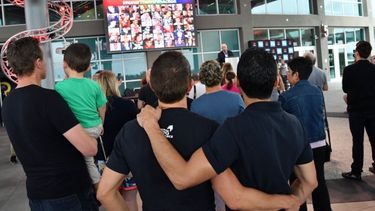 Decenas de personas se congregaron este 12 de junio en las inmediaciones del American Airlines Arena durante el primer aniversario de la masacre en el club gay Pulse, de la ciudad de Orlando.