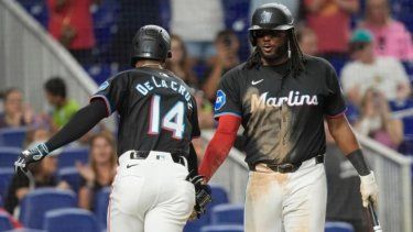 El toletero Josh Bell, de los Marlins de Miami, felicita a su compañero Bryan De La Cruz tras conectar un cuadrangular, el viernes 21 de junio de 2024.