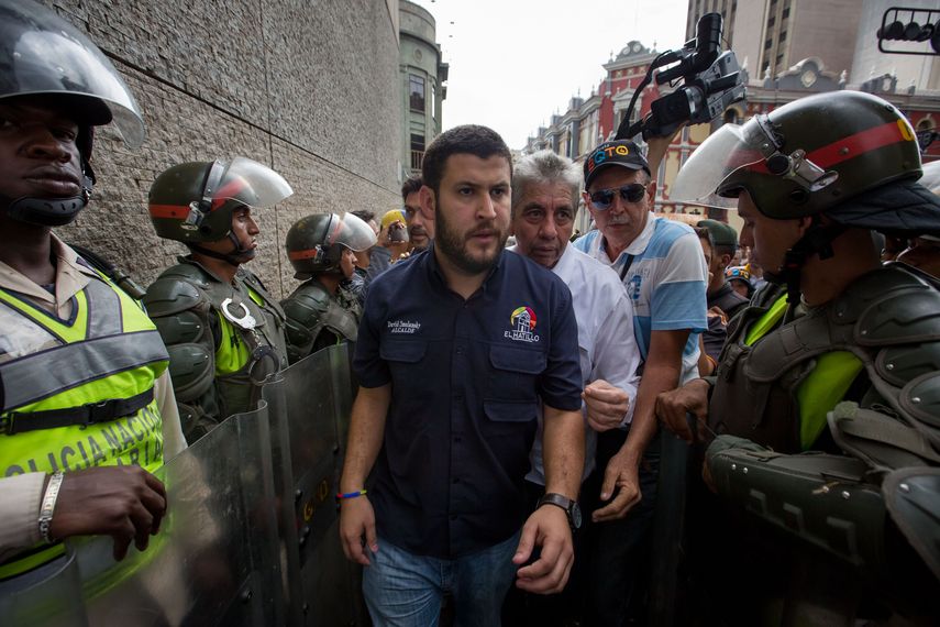 Smolansky,&nbsp;buscado desde su destitución por los Servicios de Inteligencia de Venezuela, difundió un vídeo en las redes sociales en el que se dijo en su primer día de exilio y confirmó que había salido del país.