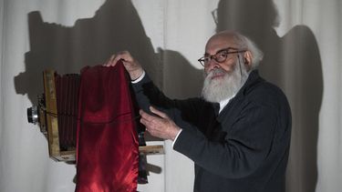 En esta foto de archivo tomada el 16 de noviembre de 2012, el fotógrafo nacido en Argentina y francés Adolfo Kaminsky posa frente a la cámara de Lorillon en su casa en París.