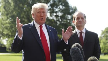 El presidente Donald Trump habla con la prensa junto al secretario de Trabajo Alex Acosta en los jardines de la Casa Blanca.&nbsp;