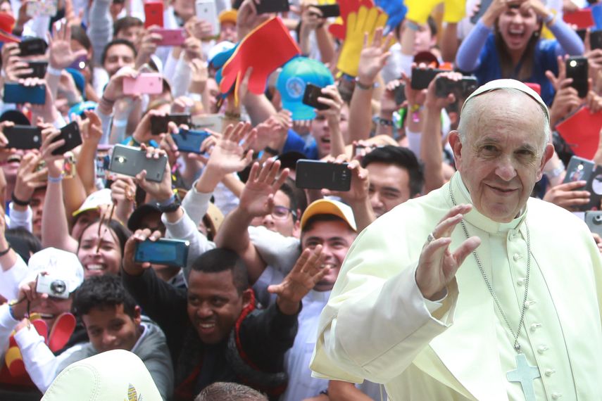 El papa&nbsp;Francisco&nbsp;saluda a miles de jóvenes.&nbsp;