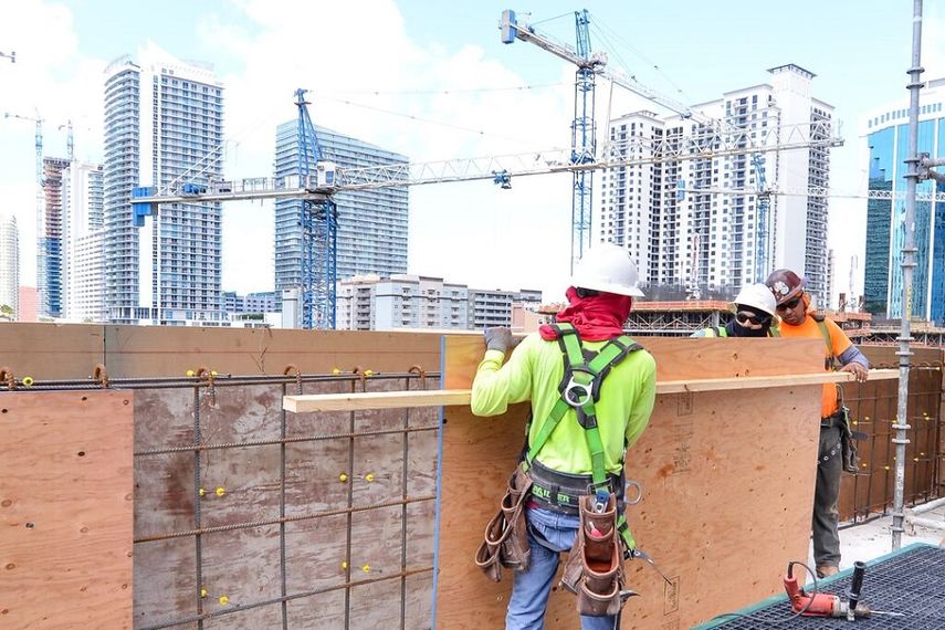 Obreros trabajan en construcción en Miami. (ARCHIVO)