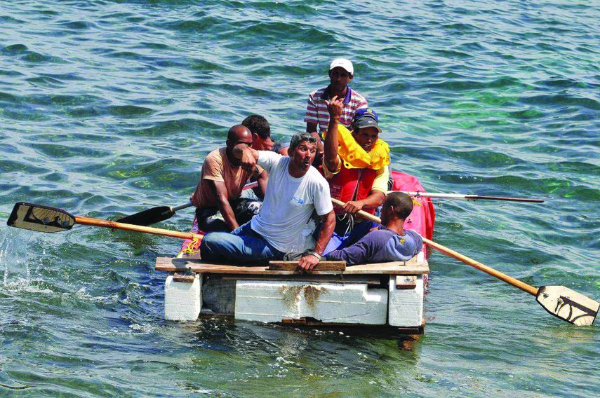 En embarcaciones improvisadas, hechas de materiales de desecho, emigrantes cubanos huyen de la isla poniendo en riesgo inminente sus vidas.&nbsp;