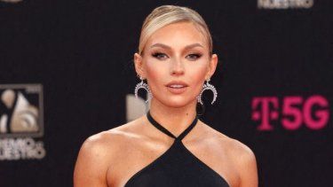 Irina Baeva asiste a la 34ª edición de los Premios Lo Nuestro de Música Latina de Univision en FTX Arena el 24 de febrero de 2022 en Miami, Florida.&nbsp;