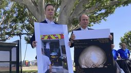 Los abogados Keith Bruno (izquierda) y Kyle Scott, representantes de la familia Galaz, muestran las fotos de un niño lesionado y de su cráneo, durante una conferencia de prensa en Anaheim, California, el jueves 7 de abril de 2022.