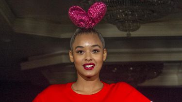 Una modelo luce prendas de la colección Primavera-Verano 2018 de la diseñadora española Ágatha&nbsp;Ruiz&nbsp;de la Prada.