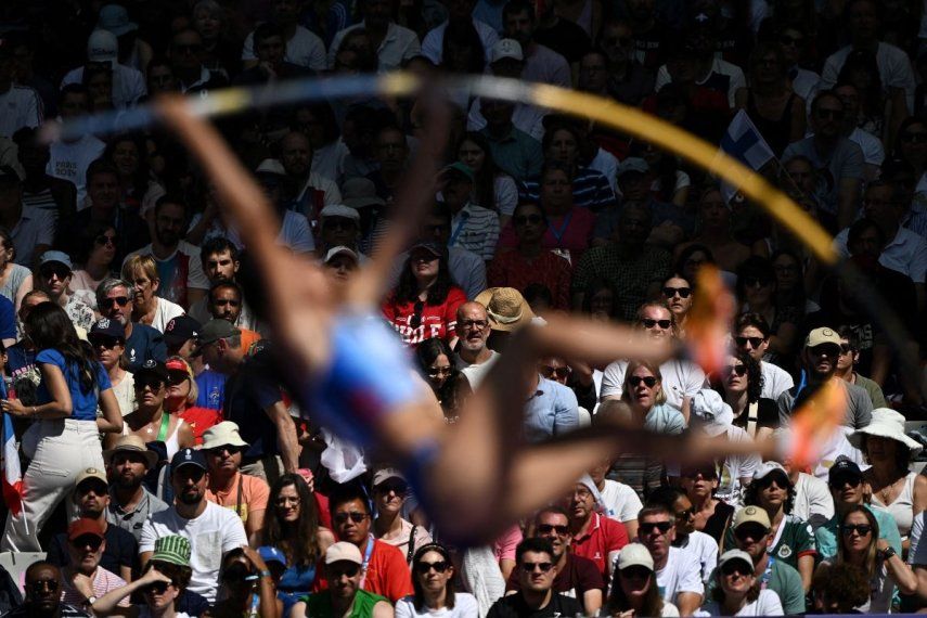 Los espectadores observan a la venezolana Robeilys Peinado durante su participación en los Juegos Olímpicos de París, el 5 de agosto de 2024.