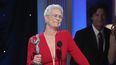 Jamie Lee Curtis recibe el premio a mejor actriz de reparto por Everything Everywhere All at Once en la 29 entrega de los Premios del Sindicato de Actores de la Pantalla el domingo 26 de febrero de 2023, en el hotel Fairmont Century Plaza en Los Ángeles.