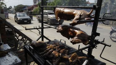 En esta fotograf&iacute;a de archivo del 30 de marzo de 2017, un puesto vende carne asada de perro en una acera en las afueras de Phnom Penh, Camboya.&nbsp;
