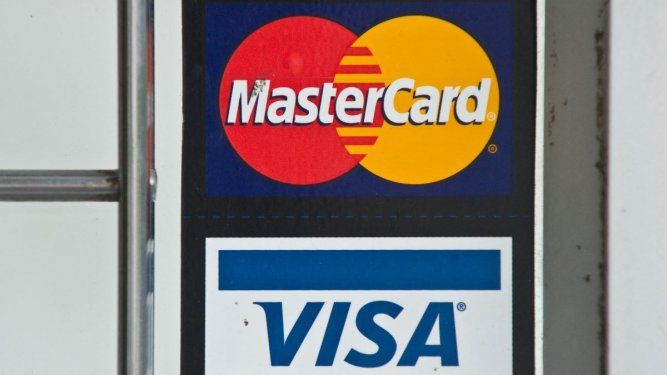 Logos de las compañías de crédito Visa y Mastercard.
