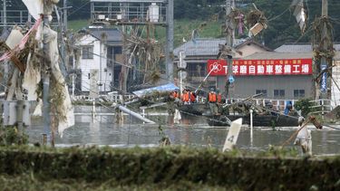 Miembros de las Fuerzas japonesas de Autodefensa trasladan en bote a varias personas para llevarlas a zonas m&aacute;s seguras en el pueblo de Kuma, en la prefectura de Kumamoto, en el suroeste de Jap&oacute;n, el domingo 5 de julio de 2020.&nbsp;