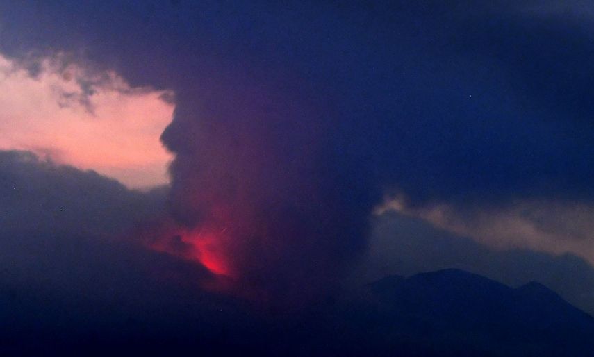 Foto del volcán Sakurajima en Japón, visto desde Tarumizu, en la prefectura de Kagoshima.&nbsp;