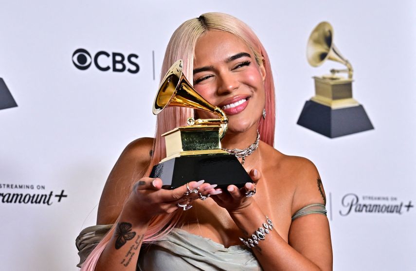 La cantante colombiana Karol G posa en la sala de prensa con el Grammy al Mejor álbum de música urbana por Mañana será bonito durante la 66ª entrega de los Grammy en el Crypto.com Arena de Los Ángeles el 4 de febrero de 2024. &nbsp; &nbsp;