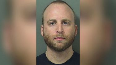 Zachary renunció a su puesto en el Departamento de Policía de West Palm Beach y entregó su certificación como agente de la ley