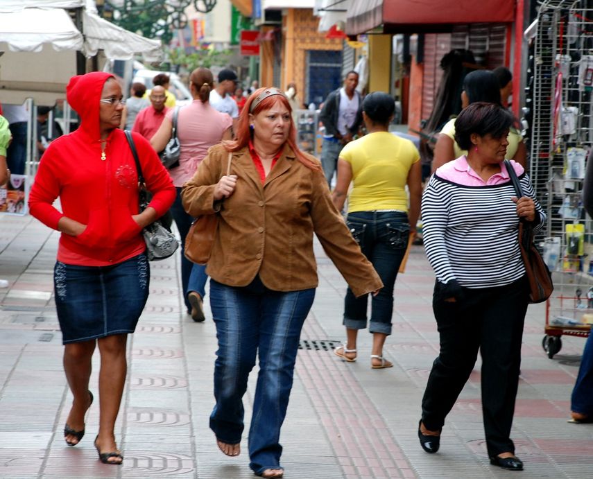 Un reciente estudio ha revelado que caminar se asocia inversamente con el desarrollo de insuficiencia cardiaca. Eso sugiere que mientras más se camine, menos riesgo hay de sufrir ese padecimiento.