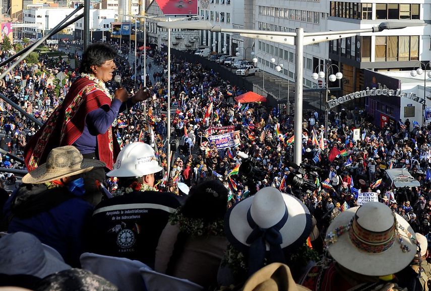 El expresidente boliviano Evo Morales (izq.) pronuncia un discurso durante un mitin contra su exaliado, el socialista Luis Arce en La Paz el 23 de septiembre de 2024.