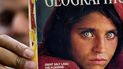 El paquistaní Inam Khan, dueño de una librería, muestra una copia de una revista de National Geographic con la fotografía de la refugiada afgana Sharbat Gulla, en Islamabad, Pakistán. El paquistaní Inam Khan, dueño de una librería, muestra una copia de una revista de National Geographic con la fotografía de la refugiada afgana Sharbat Gulla, en Islamabad, Pakistán.