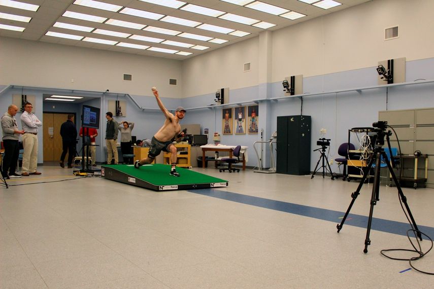 Michael DeLease, lanzador de Central Connecticut, hace un pitcheo sobre un mont&iacute;culo inteligente, en el Centro de An&aacute;lisis del Movimiento en Farmington, el martes 28 de enero de 2020