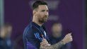 El atacante argentino, Lionel Messi, hace un gesto en plena práctica de su selección en la Universidad de Catar el 25 de noviembre de 2022.