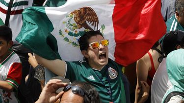 Aficionados celebran un gol de la selección mexicana de fútbol ante Alemania en el Mundial de Rusia, durante una transmisión del partido este domingo 17 de junio de 2018, desde el zócalo de Ciudad de México.