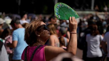 Una persona se abanica contra el calor frente al Palacio de Buckingham en Londres el 18 de julio de 2022.