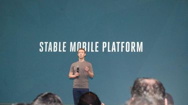 El cofundador y consejero delegado de Facebook, Mark Zuckerberg, anunció hoy una serie de cambios destinados a permitir que sea el usuario quien decida qué información comparte con las aplicaciones a las que accede a través de la red social. EFE/MARC A