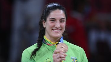 La brasileña Mayra Aguiar, medallista de bronce, celebra durante la ceremonia de entrega de medallas del concurso de judo femenino de -78 kg durante los Juegos Olímpicos de Tokio 2020