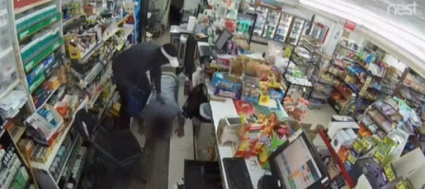 El asaltante sometió al empleado pero no pudo abrir una caja de seguridad.