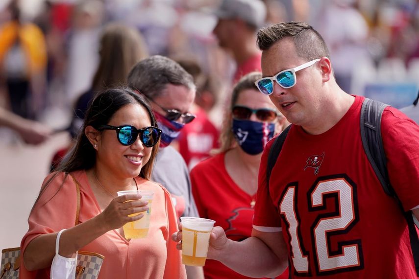 Unas personas caminan cerca de un sitio donde se llevan a cabo actividades previas al Super Bowl LV el viernes 5 de febrero de 2021, en Tampa, Florida.&nbsp;
