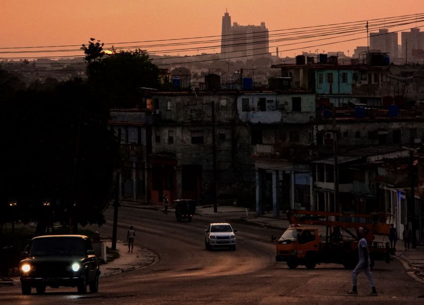 El sol se pone en Cuba y La Habana va quedando a oscuras por un corte de luz el 26 de junio de 2024.&nbsp;