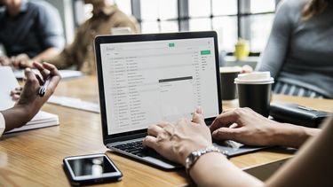 Internet brinda grandes beneficios de comunicación, lo que también facilita conspiraciones delictivas.