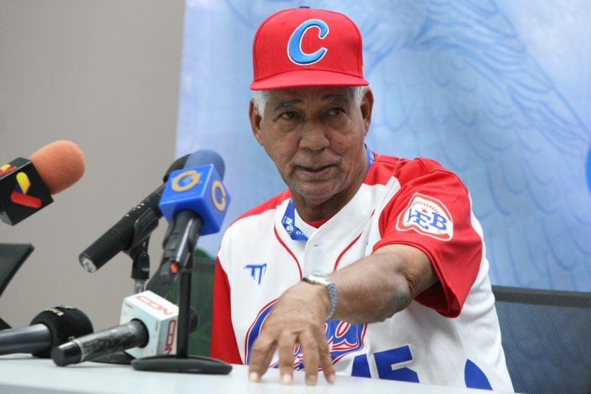 Carlos Martí, mánager de Cuba en la Serie del Caribe 2023, se dirige a la prensa en el Estadio Jorge Luis García Carneiro en La Guaira, Venezuela.