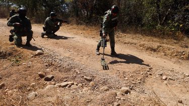 Soldados del ejército mexicano demuestran una búsqueda de minas antipersonales durante una presentación ante los medios cerca de Naranjo de Chila en el municipio de Aguililla, estado de Michoacán, México