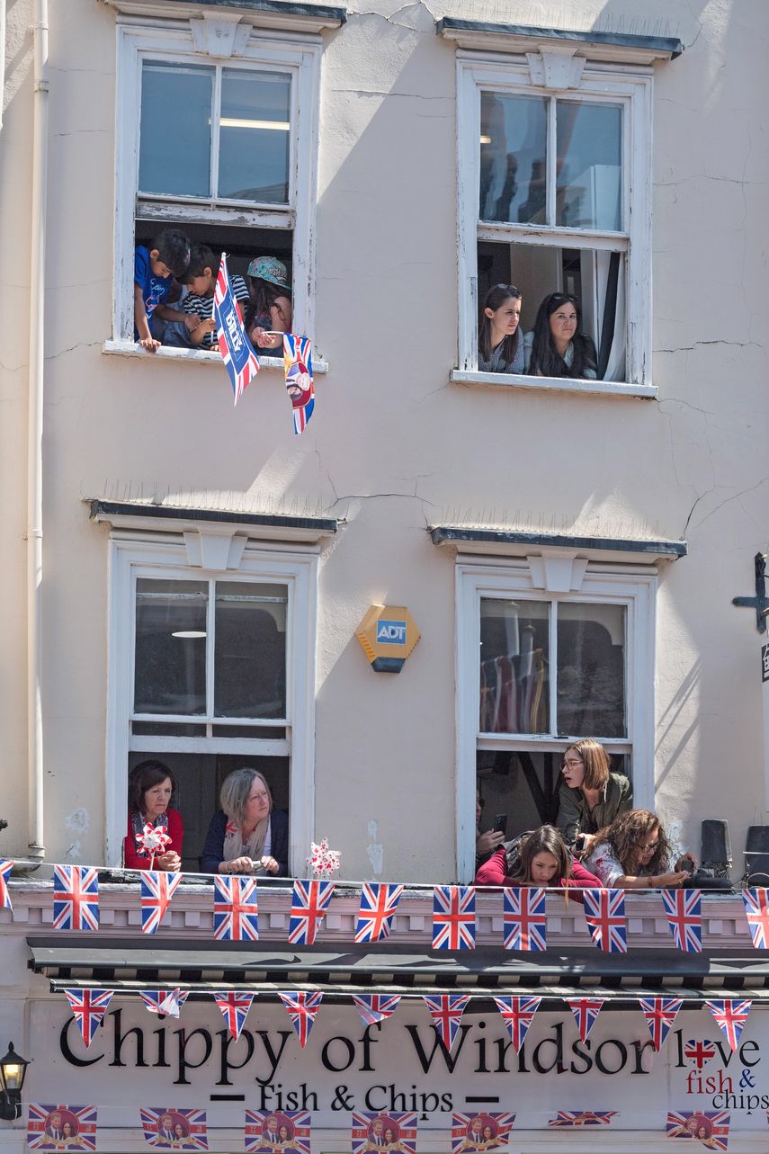 Desde las ventanas, los británicos son testigos del amor de Meghan y Harry.&nbsp;