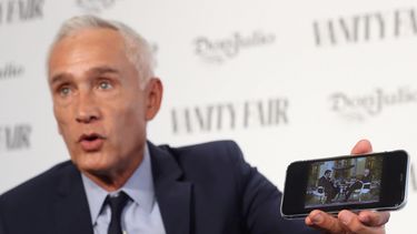 El periodista Jorge Ramos muestra a través de un teléfono móvil que le fue requisado y que posteriormente pudo recuperar, una entrevista al dictador venezolano Nicolás Maduro, este 30 de mayo de 2019, en Madrid. 