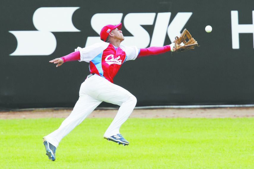 Luis Estacholi, de Cuba, intenta atrapar una pelota, durante un juego del Mundial de Béisbol Sub15 disputado entre Cuba y Estados Unidos.