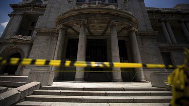 Cintas de precauci&oacute;n bloquean el acceso al Palacio de Bellas Artes a pesar de la flexibilizaci&oacute;n de medidas de restricci&oacute;n por el COVID-19 en Ciudad de M&eacute;xico.