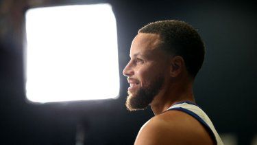 Stephen Curry #30 de los Golden State Warriors habla con ESPN durante la jornada de prensa de los Golden State Warriors en el Chase Center el 29 de septiembre de 2025 en San Francisco, California. 